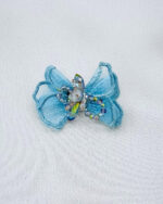 Nakışlı Kumaş Üzeri Kristal İşlemeli Fiyonk Modelli Aksesuar Broş Açık Mavi